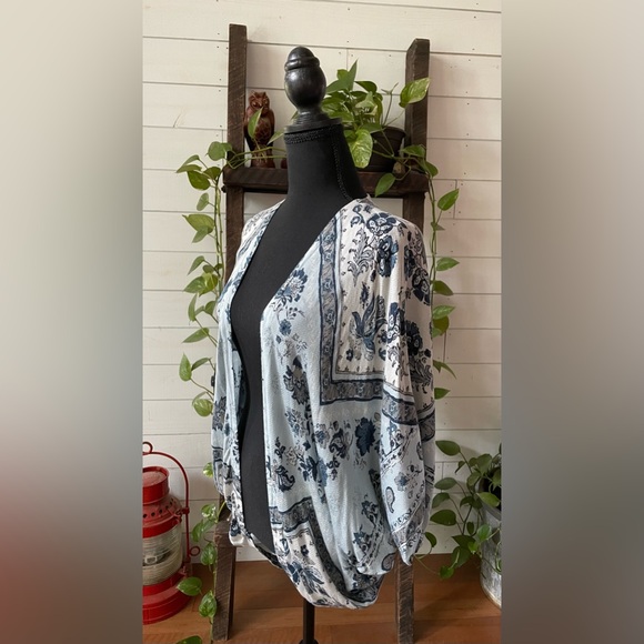 Kimchi Blue: 100% Rayon Blue Floral Mix Pattern Cardigan - Picture 15 of 17